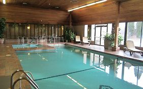 Ramada By Wyndham Kelowna Hotel & Conference Center- Pool, Hot Tub, And Restaurant